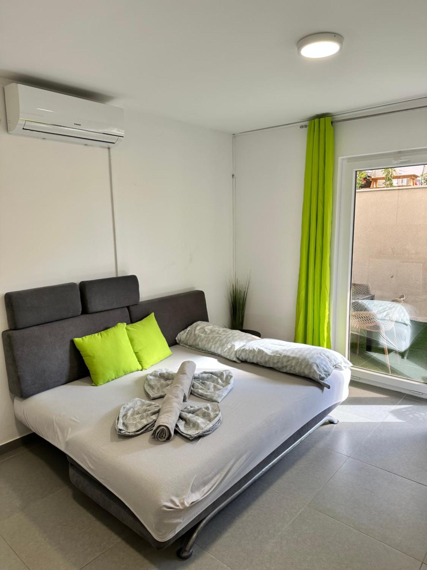 Vip Deluxe Apartment Arian Novalja Exteriér fotografie